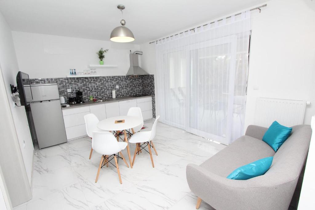Kuchyňa alebo kuchynka v ubytovaní Apartment Karlo 1