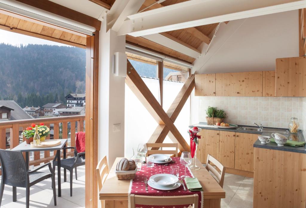 una cucina e una sala da pranzo con vista sulle montagne di Albergo Diffuso Sauris in Sauris di Sotto a Sauris