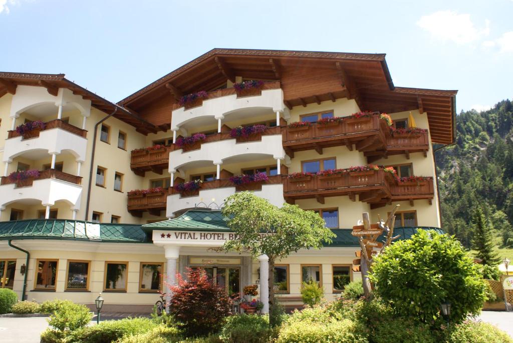 un hotel con balcones a un lado en Unser Berghof, en Erpfendorf