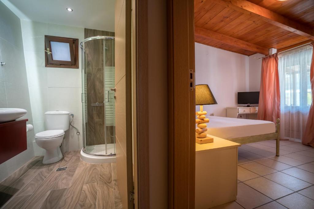 A bathroom at Fiore Beach Studios
