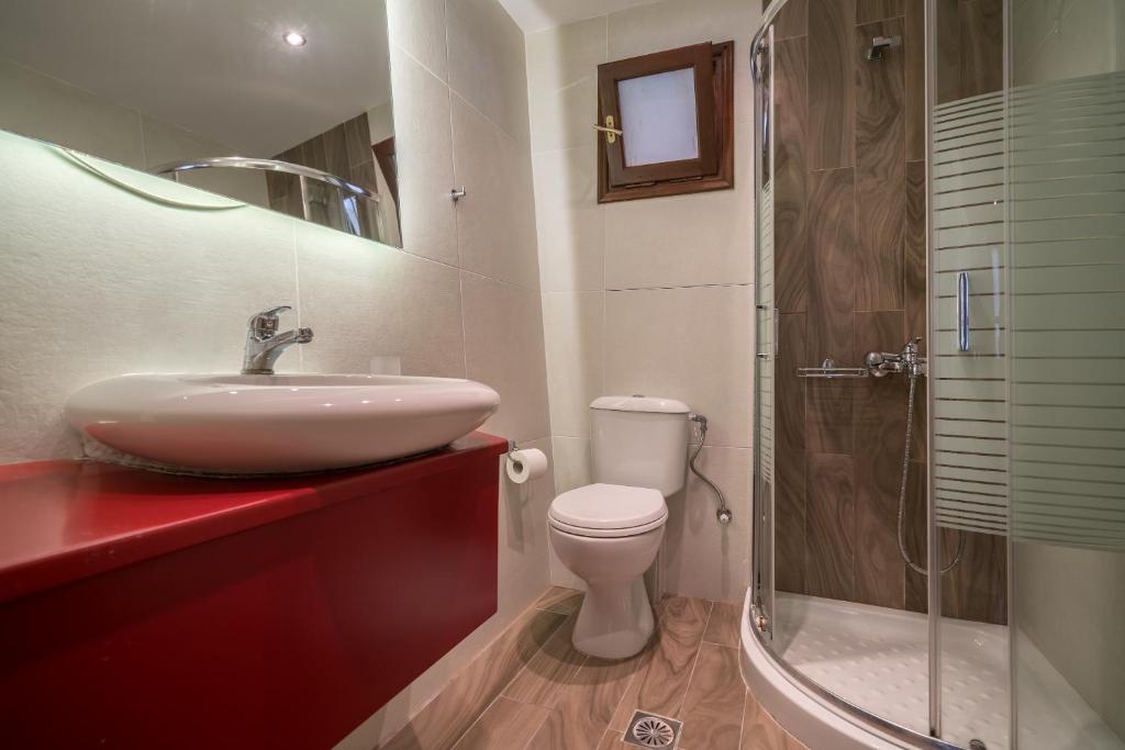 A bathroom at Fiore Beach Studios
