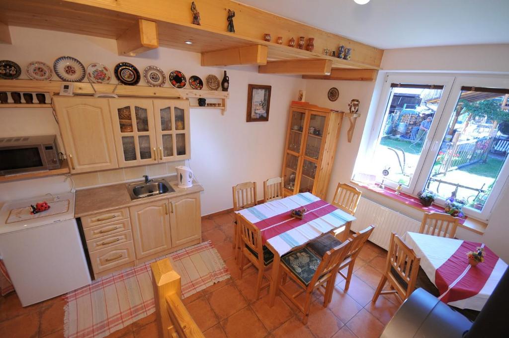 a kitchen and dining room with a table and chairs at Penzión Anna Pieniny in Spišská Stará Ves