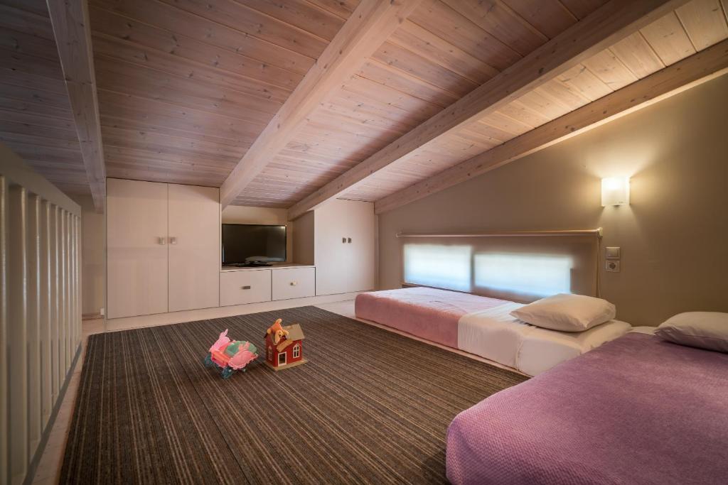 A bed or beds in a room at Fiore Beach Studios