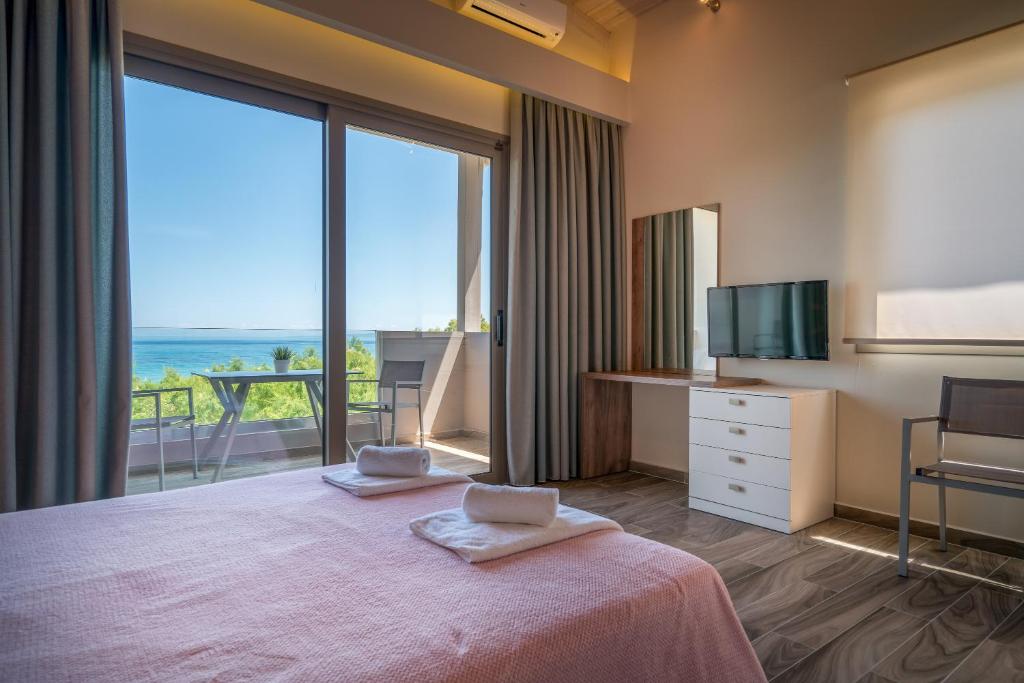 A bed or beds in a room at Fiore Beach Studios