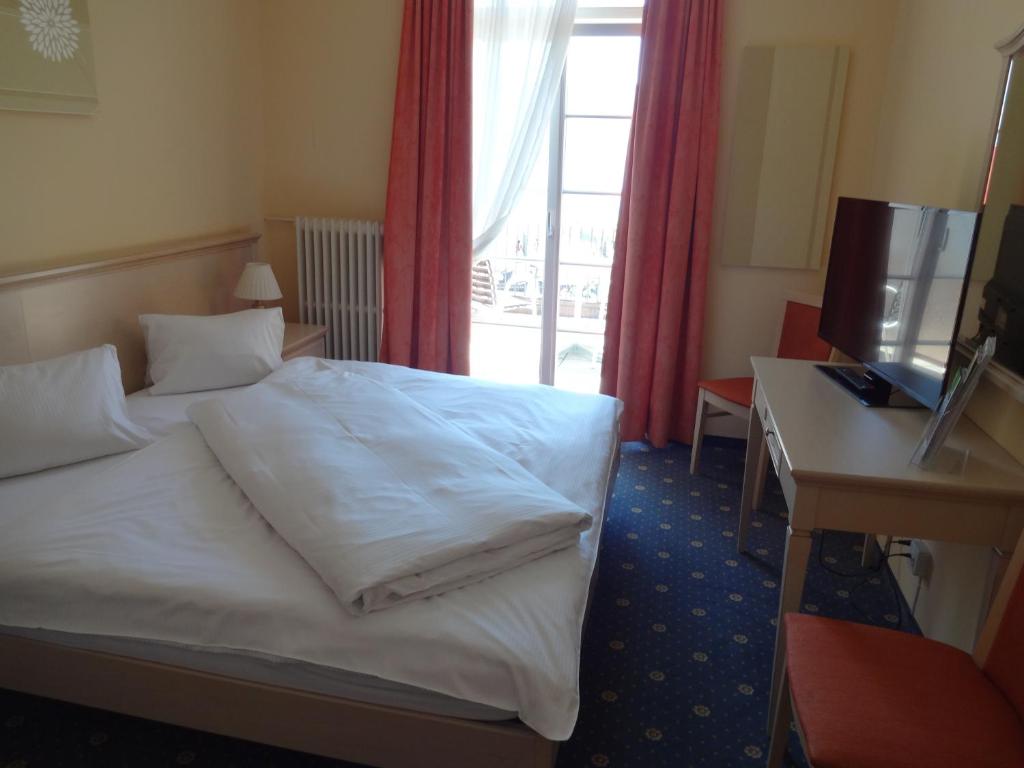 Postel nebo postele na pokoji v ubytování Hotel Schweizerhof