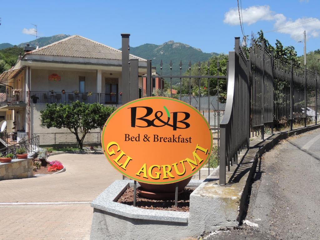 a sign that says bb bed and breakfast car authority at Gli Agrumi in Giustenice