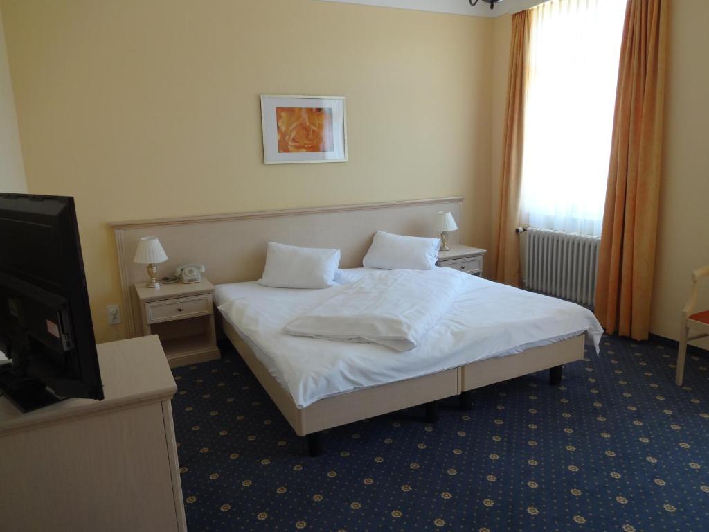 Postel nebo postele na pokoji v ubytování Hotel Schweizerhof