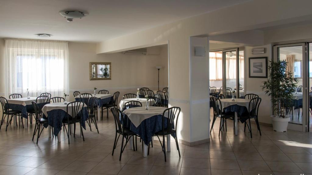 Reštaurácia alebo iné gastronomické zariadenie v ubytovaní Hotel Antagos