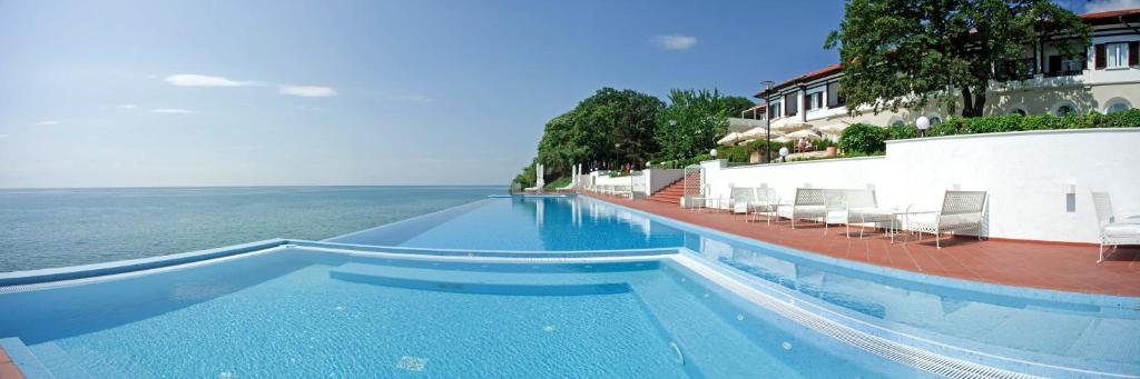 una gran piscina junto al océano en Oasis Boutique Hotel, Riviera Holiday Club, private beach, en Golden Sands