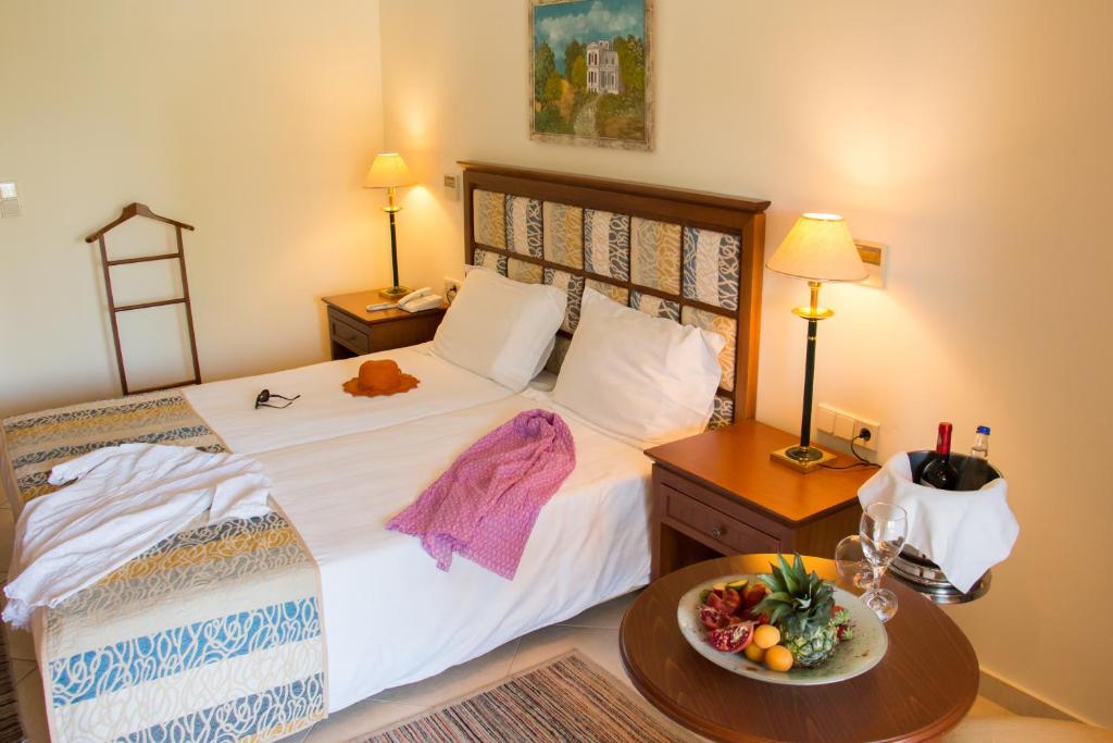 Rúm í herbergi á Aegean Melathron Thalasso Spa Hotel