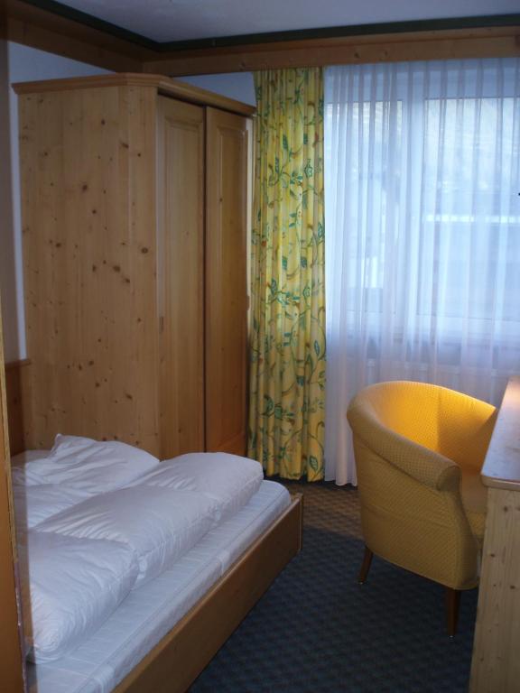 Postel nebo postele na pokoji v ubytování Sporthotel St. Anton