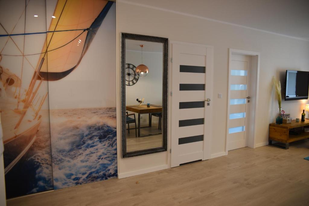 Televízia a/alebo spoločenská miestnosť v ubytovaní Apartament Szmaragdowy