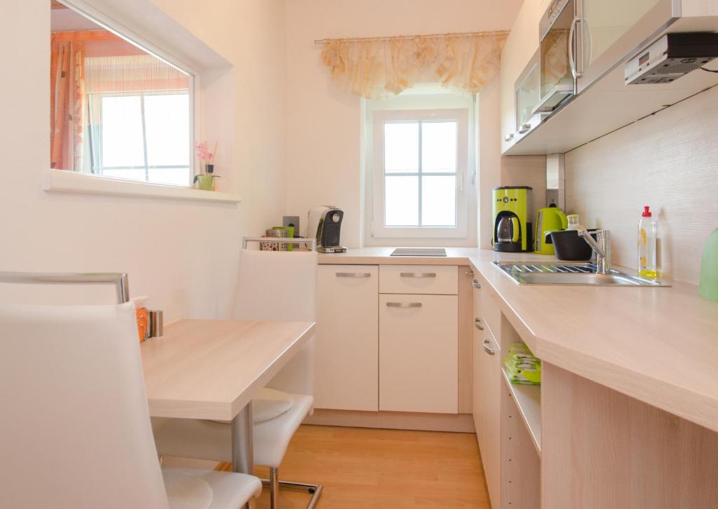 Kuchyň nebo kuchyňský kout v ubytování Privatzimmer Haus Gschweitl