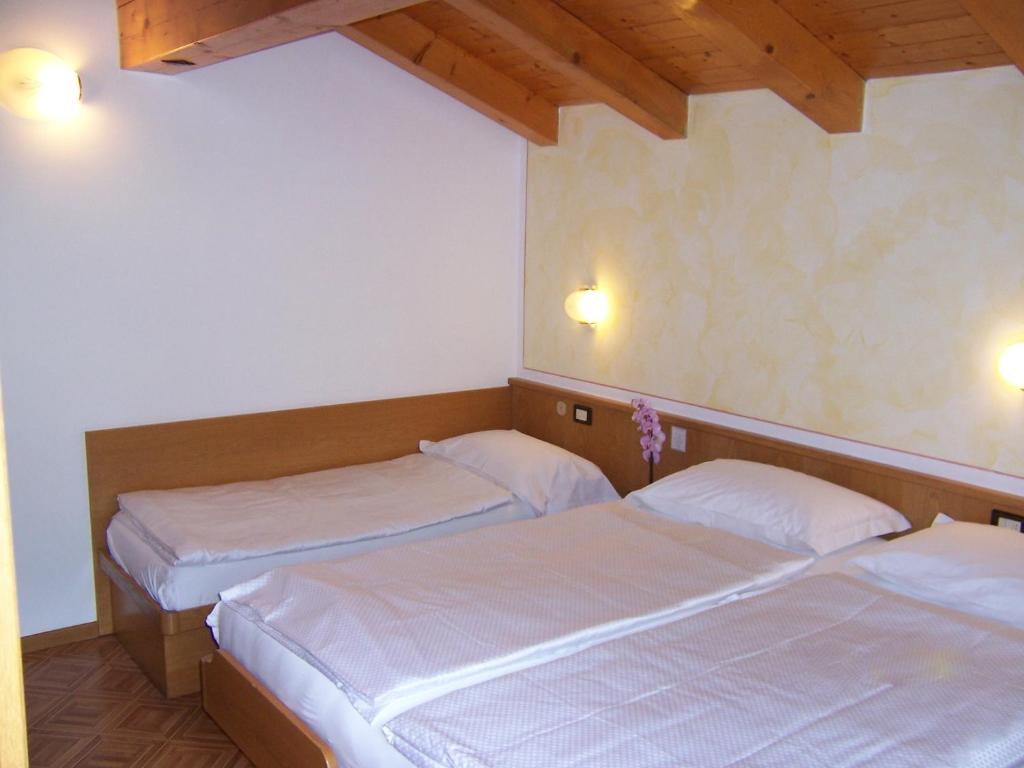Postel nebo postele na pokoji v ubytování Alpen Hotel Rabbi