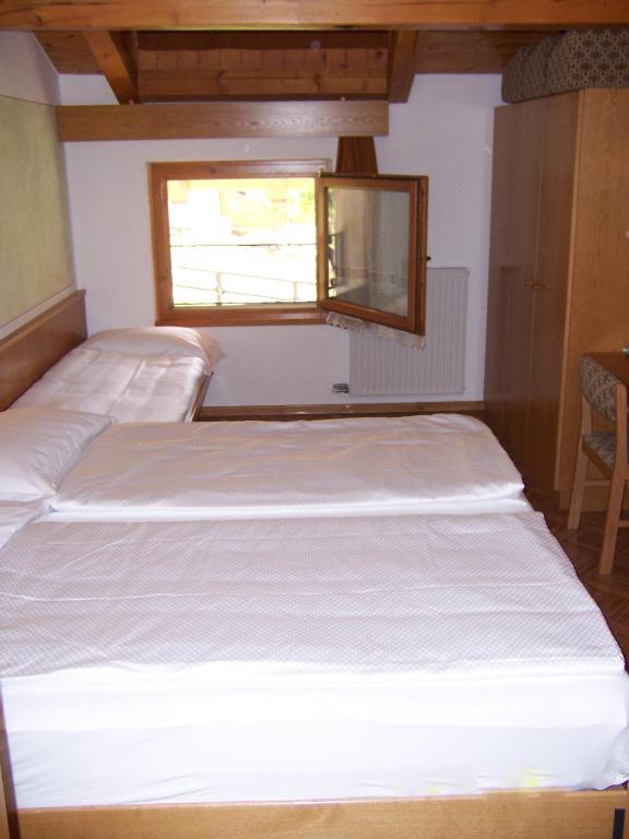 Postel nebo postele na pokoji v ubytování Alpen Hotel Rabbi