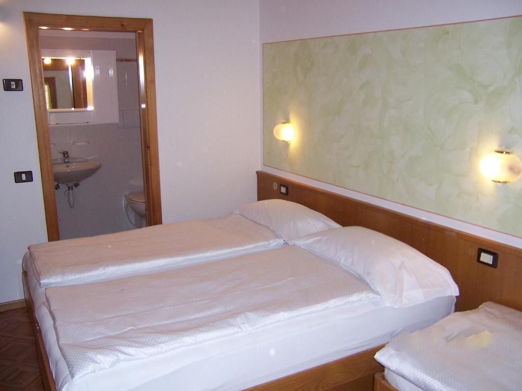 Postel nebo postele na pokoji v ubytování Alpen Hotel Rabbi