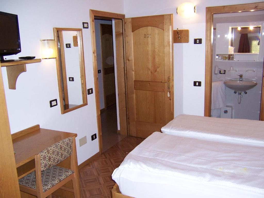 Postel nebo postele na pokoji v ubytování Alpen Hotel Rabbi
