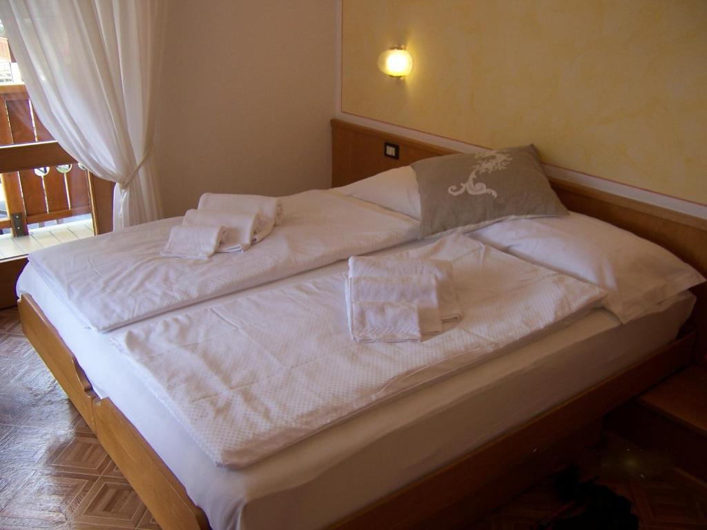 Postel nebo postele na pokoji v ubytování Alpen Hotel Rabbi