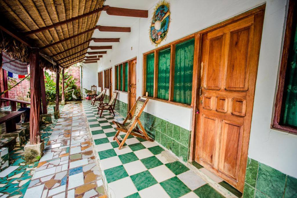 ein Zimmer mit Stühlen und Fliesenboden in der Unterkunft El Curichal Hostel in Rurrenabaque