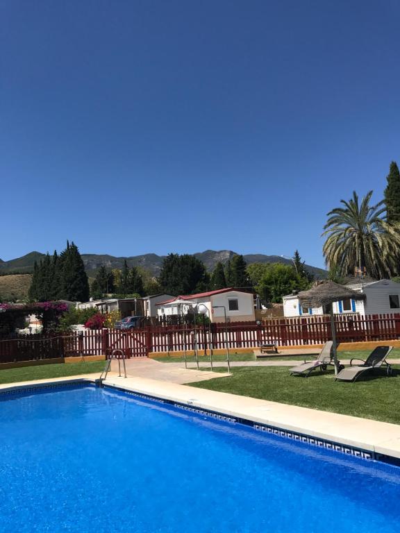 בריכת השחייה שנמצאת ב-Malaga Monte Parc או באזור