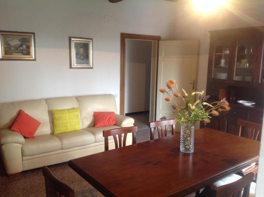 sala de estar con mesa y sofá en Casa Bellavista, en Suvereto