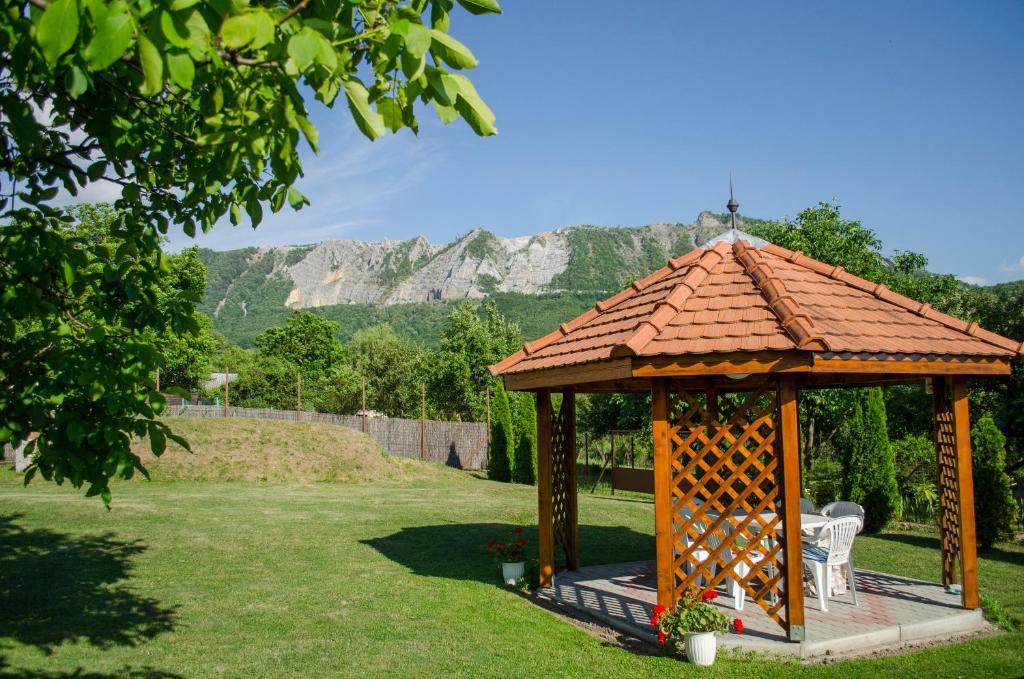 a gazebo with a bench in a yard at Apátságúti Vendégház in Bélapátfalva