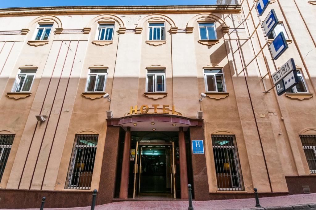 un bâtiment avec une porte devant lui dans l'établissement Hotel Victoria, à Linares