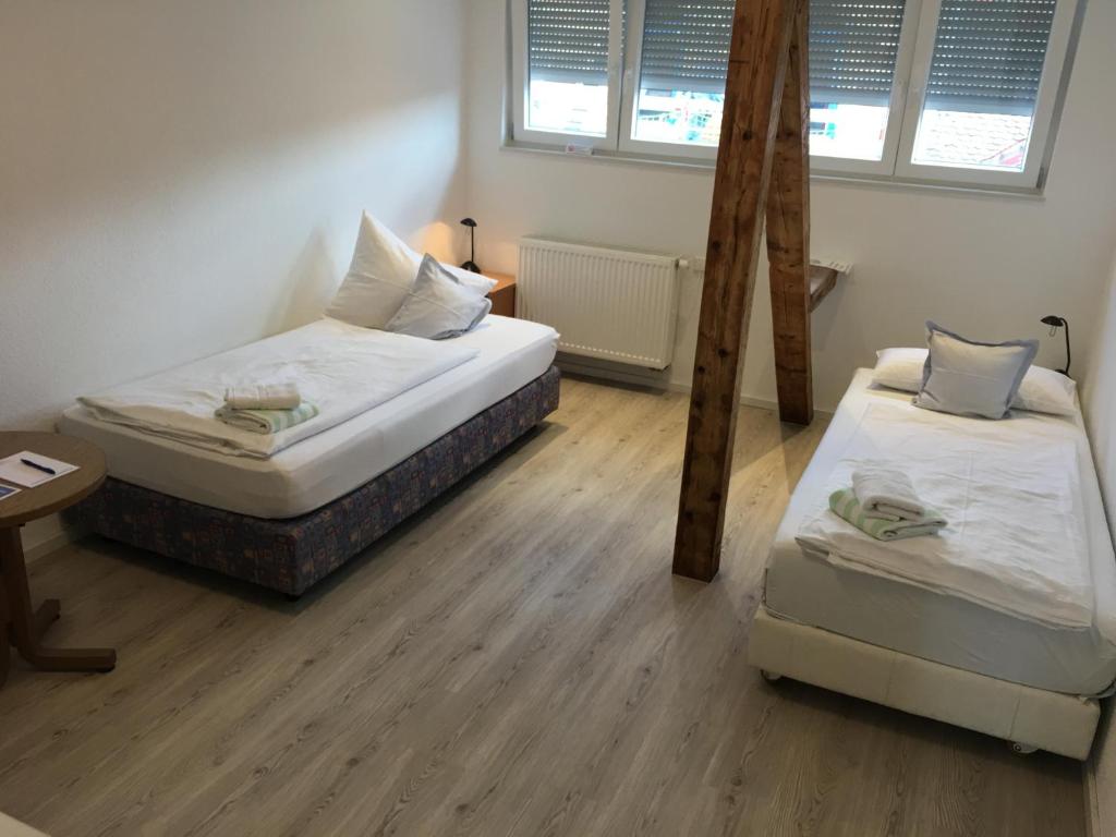Postel nebo postele na pokoji v ubytování Hotel Barbarossa Karlsruhe Stadtmitte