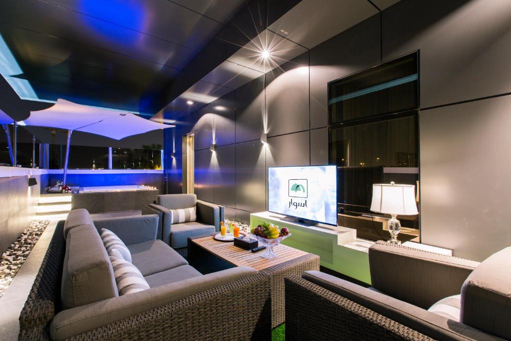 een woonkamer met banken en een tv bij Aswar Hotel Suites Riyadh in Riyad