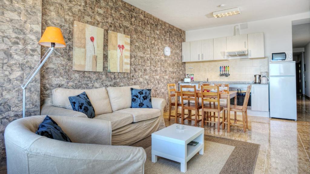 a living room with a couch and a table and a kitchen at Edificio Prieto VIV 2E in Puerto del Rosario