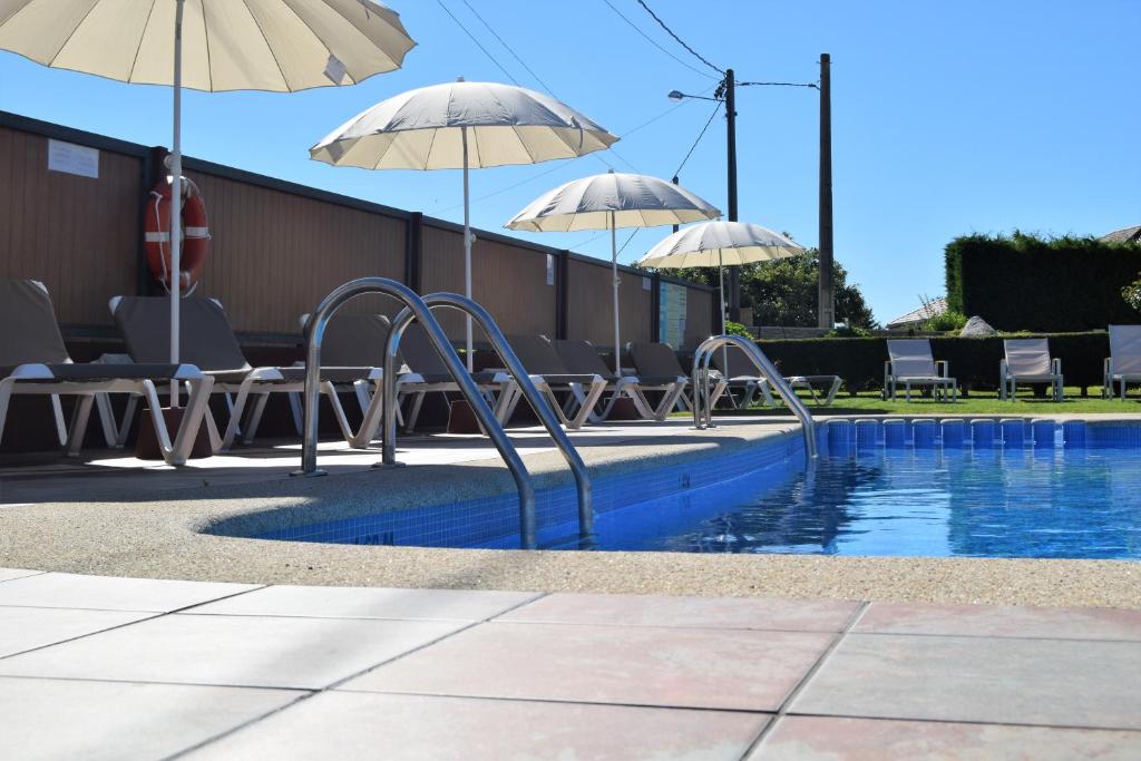 The swimming pool at or close to Pensión Residencia Cecilia