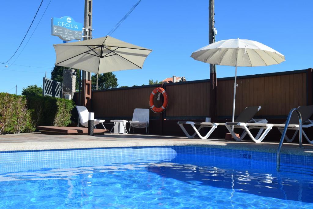 The swimming pool at or close to Pensión Residencia Cecilia