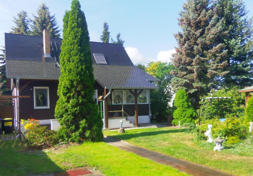 ein Haus mit Bäumen im Hof in der Unterkunft Zur Mühle in Straupitz