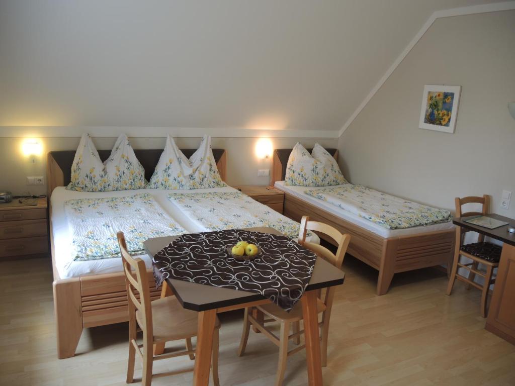 Postel nebo postele na pokoji v ubytování Landhaus Dampf