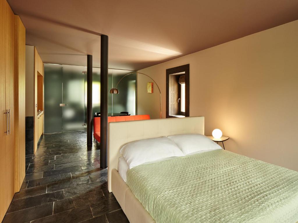 سرير أو أسرّة في غرفة في Albergo Diffuso Sauris in Lateis