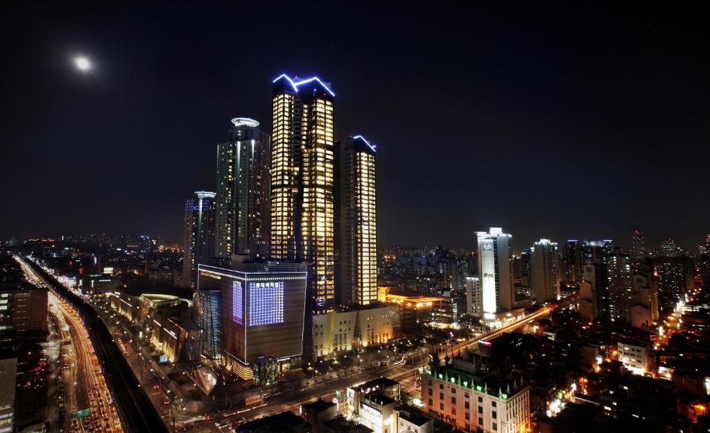un perfil urbano por la noche con edificios altos en The Classic 500 Pentaz Executive Residence en Seúl