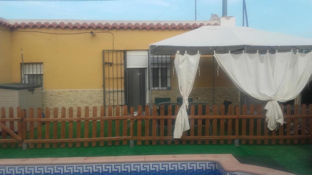 una casa con piscina y cortina en Vistas de Cope en Garrobillo