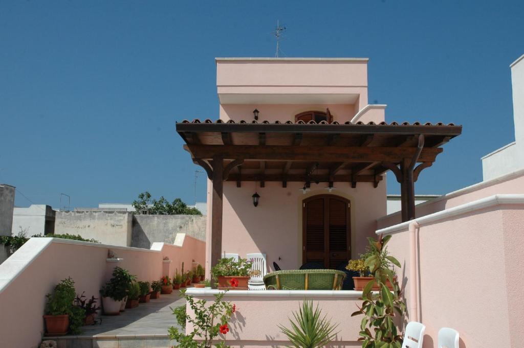 レウカにあるVilla i Pini Santa Maria di Leucaのパーゴラ付きの家の眺め