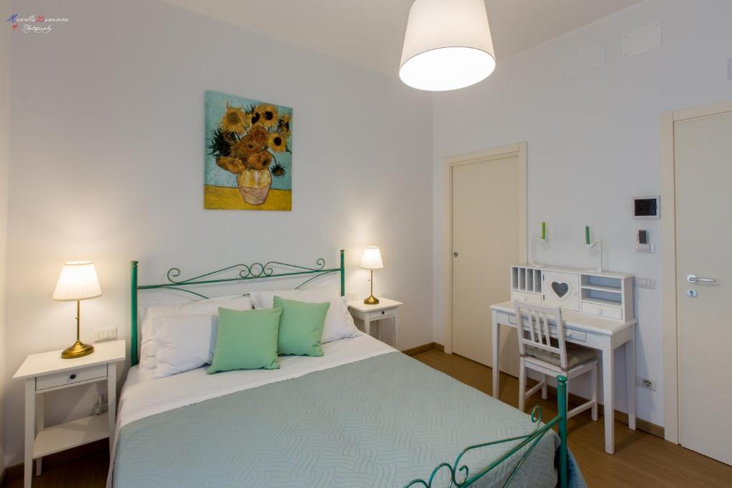 sypialnia z łóżkiem, stołem i biurkiem w obiekcie B&B A Casa dei Nonni w mieście Enna