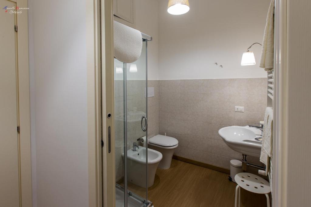 łazienka z toaletą i umywalką w obiekcie B&B A Casa dei Nonni w mieście Enna