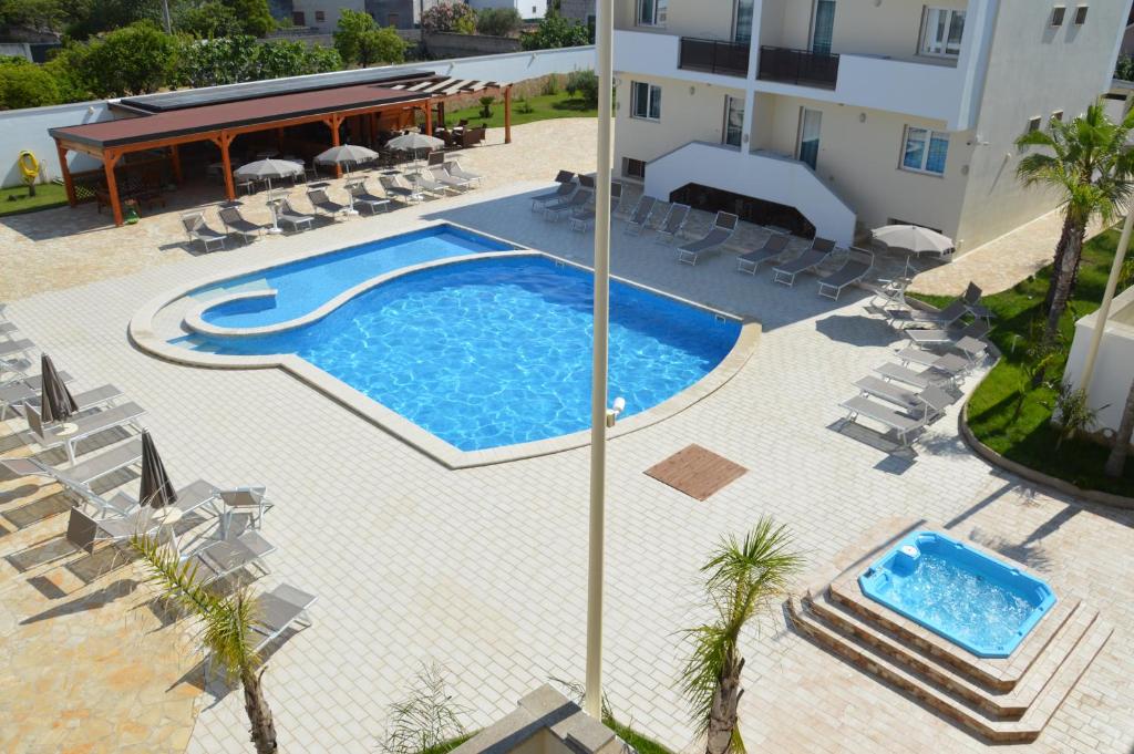 an overhead view of a swimming pool with chairs and a building at Casa Cardignan in Diso