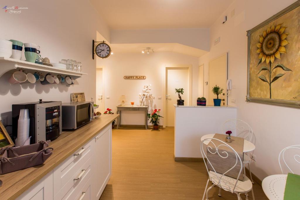 kuchnia z blatem z kuchenką mikrofalową i stołem w obiekcie B&B A Casa dei Nonni w mieście Enna
