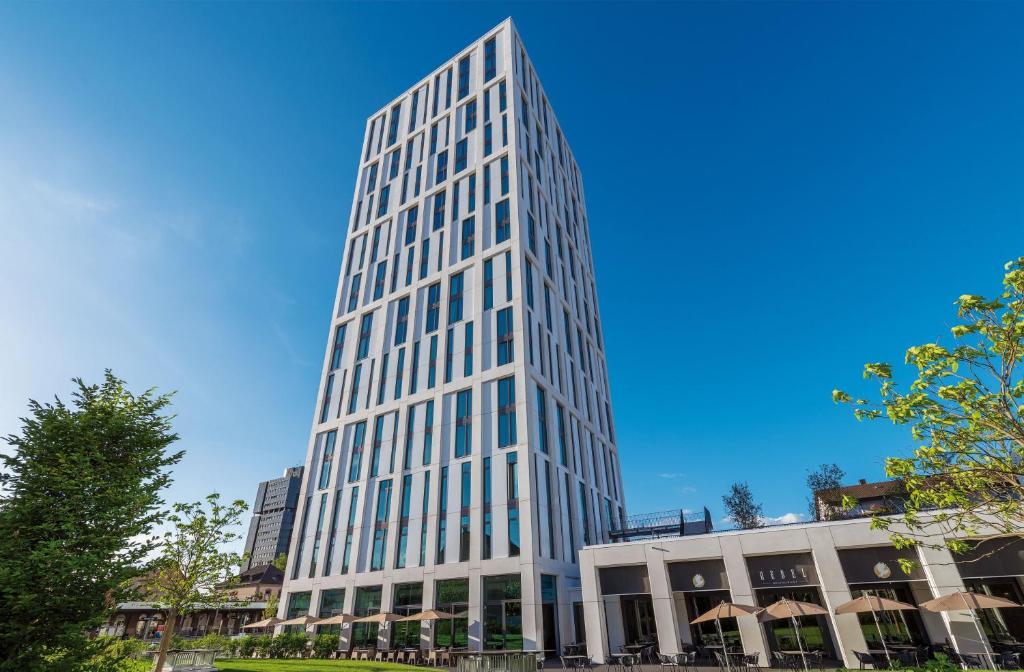 d'un grand immeuble de bureaux blanc dans l'établissement Hotel Stadt Lörrach, à Lörrach