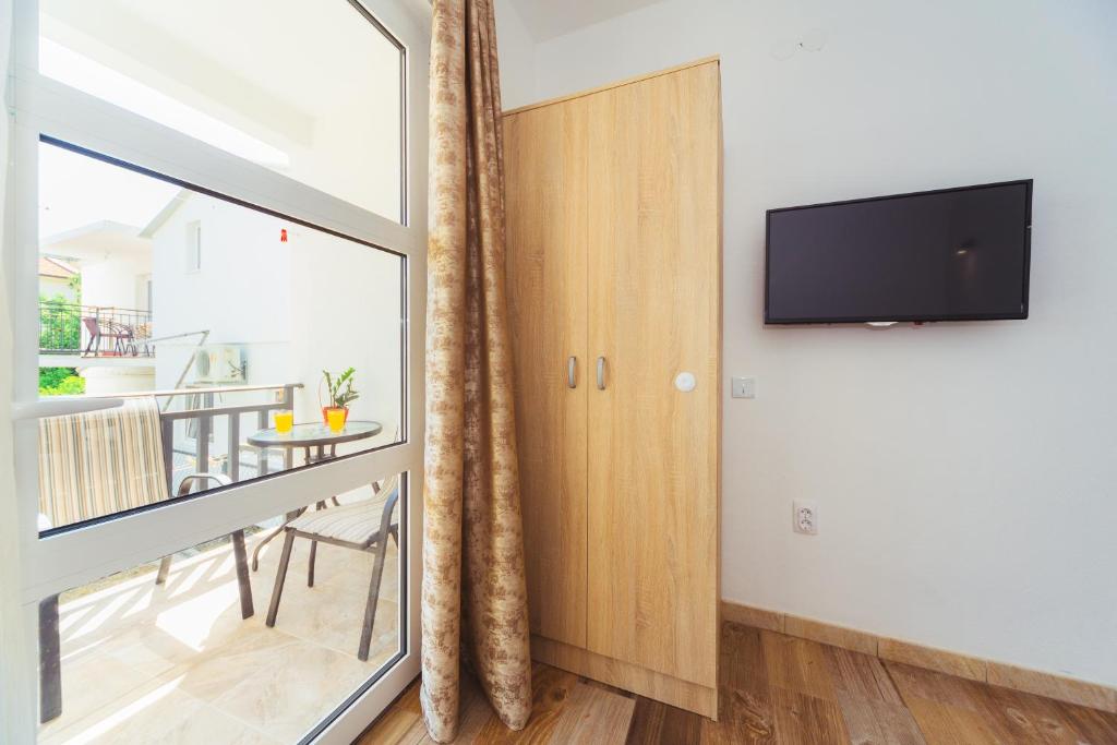 TV a/nebo společenská místnost v ubytování Apartmani "Nebo"