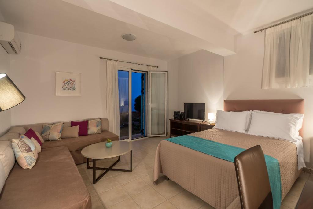 Łóżko lub łóżka w pokoju w obiekcie Thea Villas Aegina