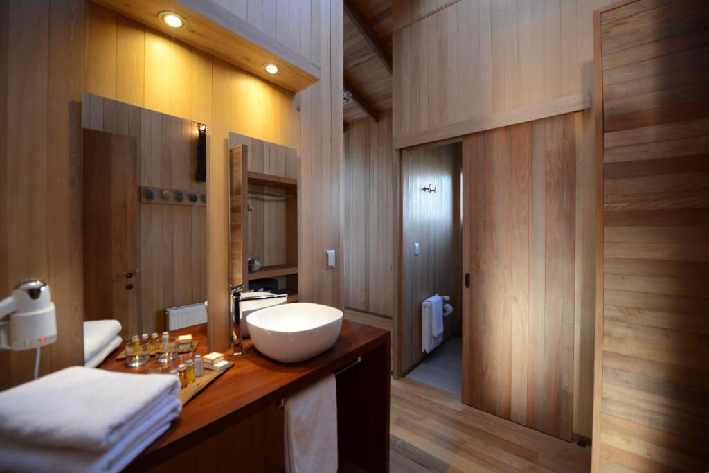 Un baño con un lavabo blanco y un espejo. en Sizigia, en Castro