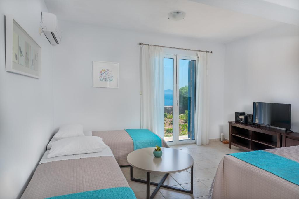 Telewizja i/lub zestaw kina domowego w obiekcie Thea Villas Aegina