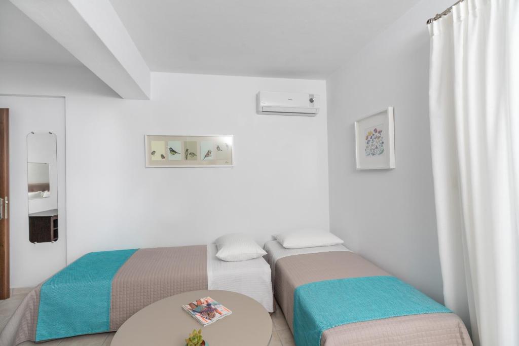 Łóżko lub łóżka w pokoju w obiekcie Thea Villas Aegina