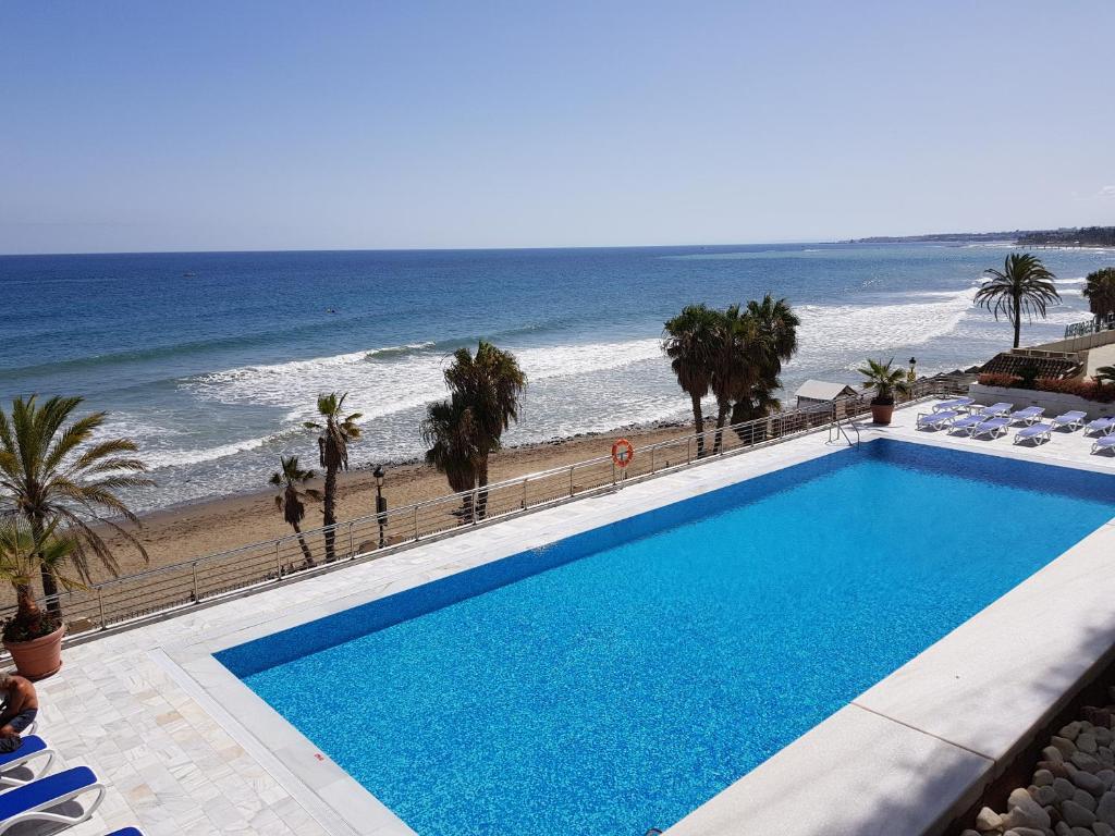 Bazén v ubytovaní Marina Mariola by Coral Beach alebo v jeho blízkosti
