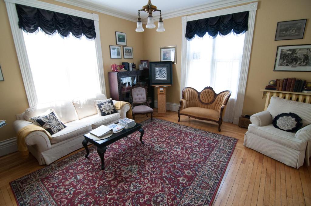A seating area at Shipwright Inn
